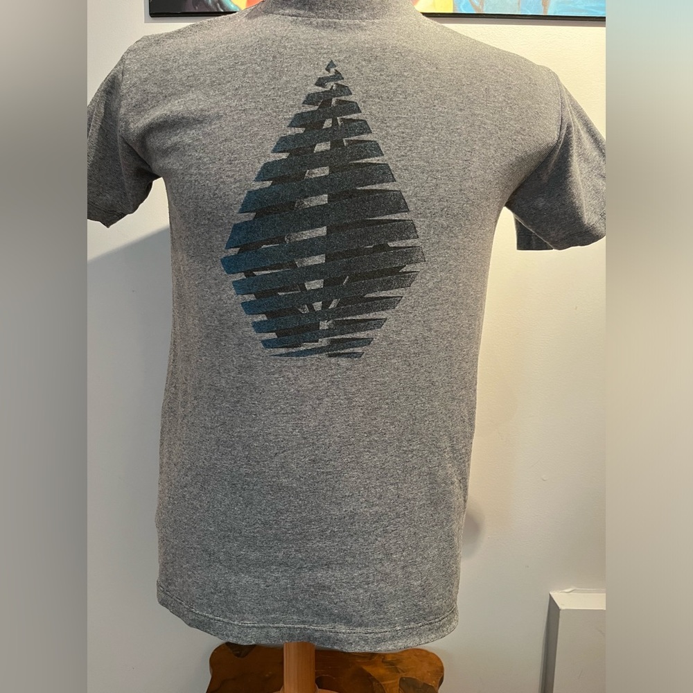 VOLCOM MENS SIZE M TEE
T SHIRT.